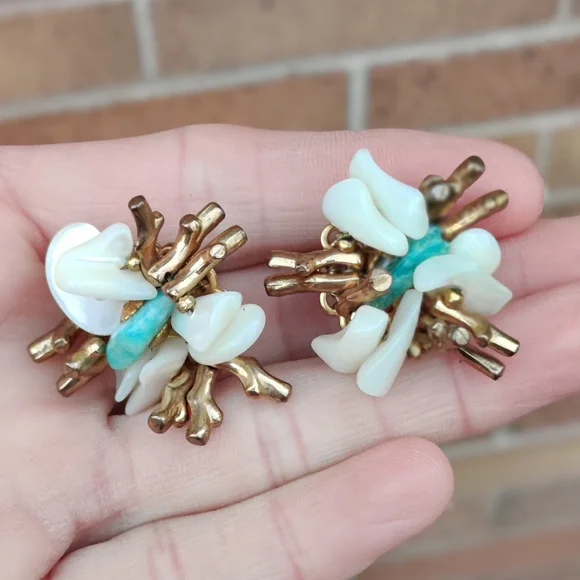 Vintage Miriam Haskell mother of pearl and amazonite coral branch earrings - Picture 6 of 13